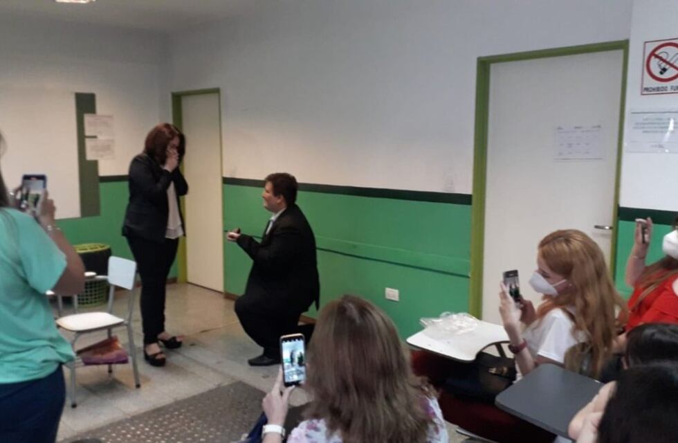 Video: la tierna propuesta de matrimonio de un estudiante a su novia después de recibirse