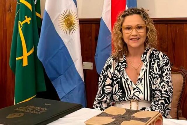 Mediante el Decreto Nº 511/2025 firmado por la intendente Isa Castagnino realizó una reducción de un 20% en sueldos a funcionarios y contraados.