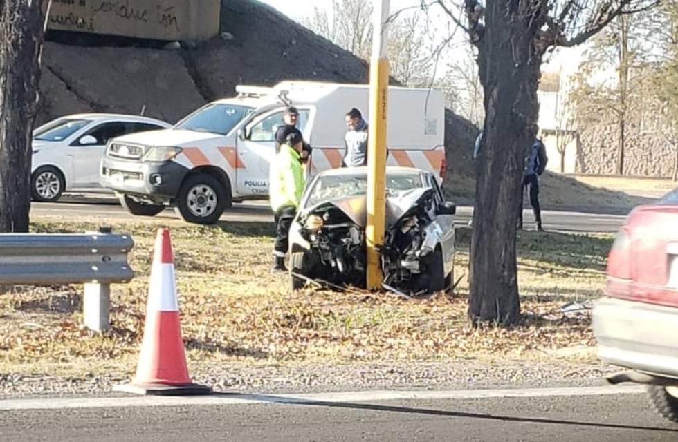 Fatal accidente en Luján de Cuyo: viajaba sola y murió tras chocar contra un poste de luz