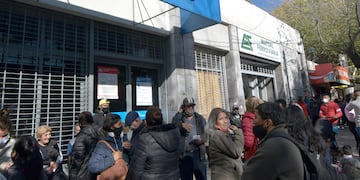 05 de Mayo Mendoza Sociedad
Filas en ANSES 
Largas filas para la inscripción al “Refuerzo de Ingresos”, un pago extraordinario de $18.000 que coordinará el organismo en dos pagos: $9.000 en mayo y $9.000 en junio, en el ANSES de Capital
Foto: Orlando Pelichotti / Los Andes