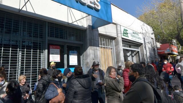 05 de Mayo Mendoza Sociedad
Filas en ANSES 
Largas filas para la inscripción al “Refuerzo de Ingresos”, un pago extraordinario de $18.000 que coordinará el organismo en dos pagos: $9.000 en mayo y $9.000 en junio, en el ANSES de Capital
Foto: Orlando Pelichotti / Los Andes