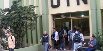 Movida. Ayer por la tarde, era importante el movimiento en la sede San Francisco de la Universidad Tecnológica Nacional (La Voz).