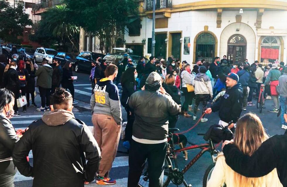 Un hombre atropelló a un paseador y mató a cuatro perros en Belgrano, los vecinos piden justicia
