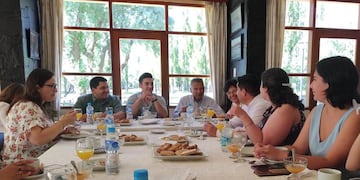 Durante un desayuno. El intendente juan Ojeda junto a Felipe Altamirano, el estudiante becado por la Universidad Tecnológica de Michigan.