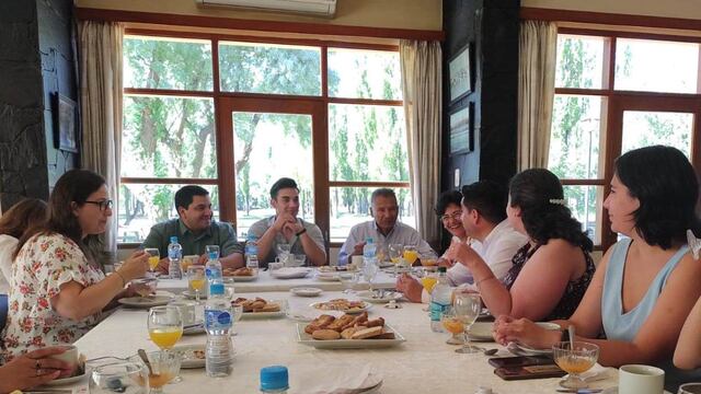 Durante un desayuno. El intendente juan Ojeda junto a Felipe Altamirano, el estudiante becado por la Universidad Tecnológica de Michigan.