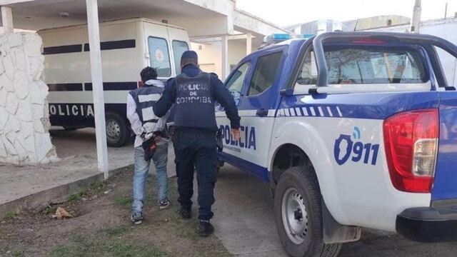 El hombre fue liberado de las rejas por los policías que lo detuvieron.
