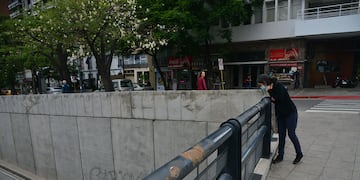 El joven cayó desde unos siete metros, directamente contra el asfalto.