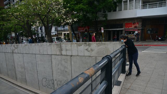 El joven cayó desde unos siete metros, directamente contra el asfalto.