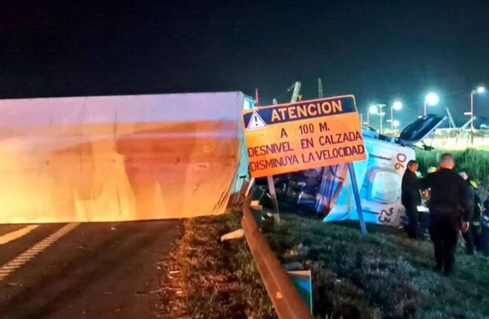 Impactante accidente en Panamericana: el conductor de un camión perdió el control, volcó y murió