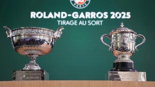 Los trofeos masculino, izquierdo y femenino se exhiben durante el sorteo del torneo de tenis Abierto de Francia, el jueves 22 de mayo de 2025 en el estadio Roland Garros de París. (AP Foto/Christophe Ena)