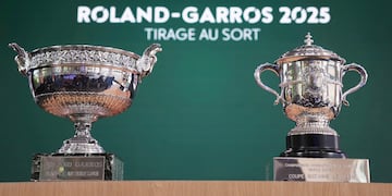 Los trofeos masculino, izquierdo y femenino se exhiben durante el sorteo del torneo de tenis Abierto de Francia, el jueves 22 de mayo de 2025 en el estadio Roland Garros de París. (AP Foto/Christophe Ena)