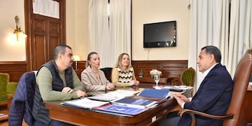 Reunión de Regino Amado con representantes universitarios