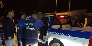 El procedimiento ocurrió en el mismo barrio donde la mujer fue agredida.(Gentileza Policía de Córdoba)