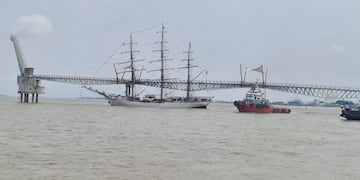 Buque escuela brasileño impacta contra un puente en río de Ecuador. (Foto: Twitter)