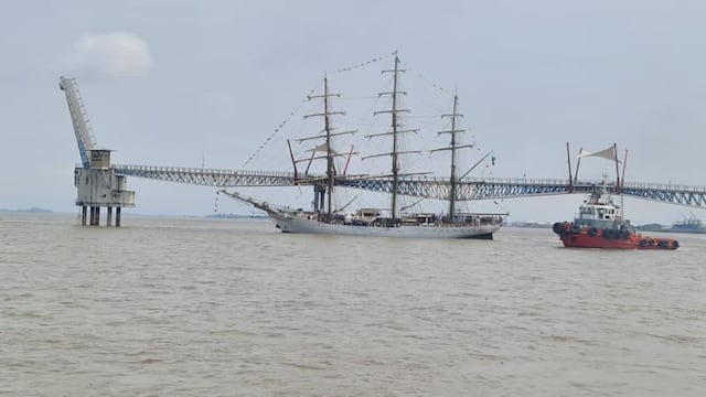 Buque escuela brasileño impacta contra un puente en río de Ecuador. (Foto: Twitter)