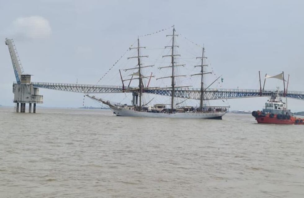 Ecuador: un buque escuela de la Armada brasileña chocó contra un puente en Guayaquil