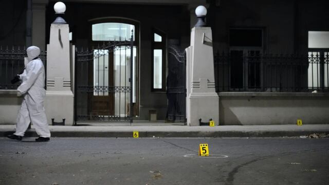 El portón de la AIC recibió casi una decena de tiros