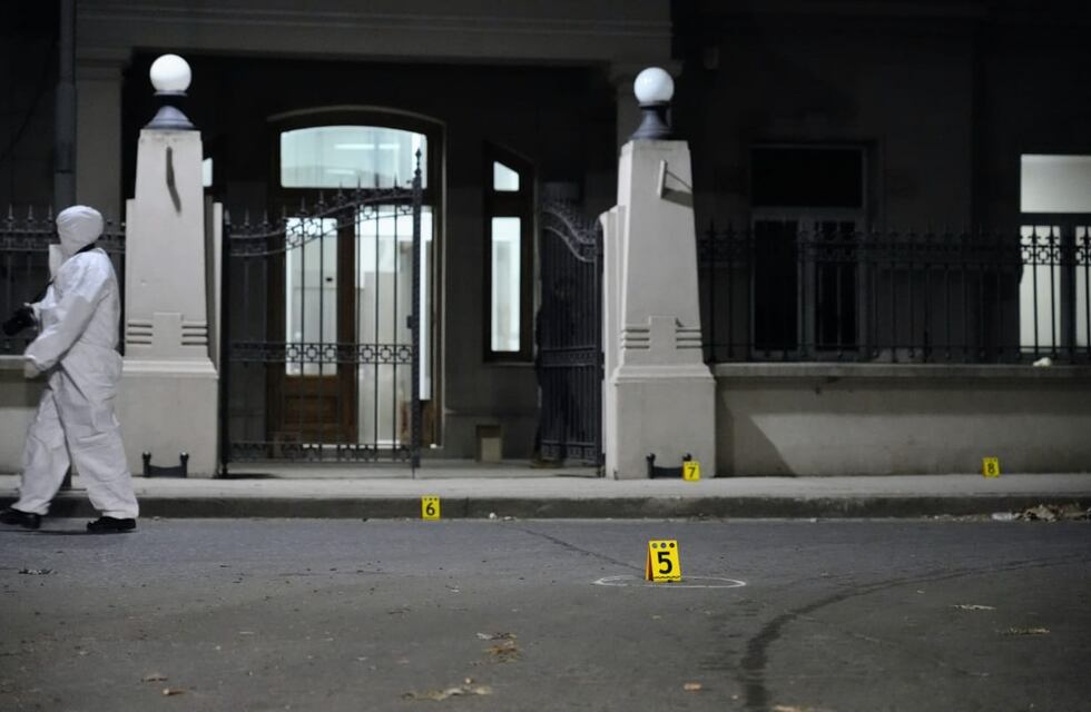 Violencia sin fin: balearon dos sedes policiales de la zona sur de Rosario con minutos de diferencia