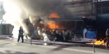 Colectivo incendiado en Córdoba.
