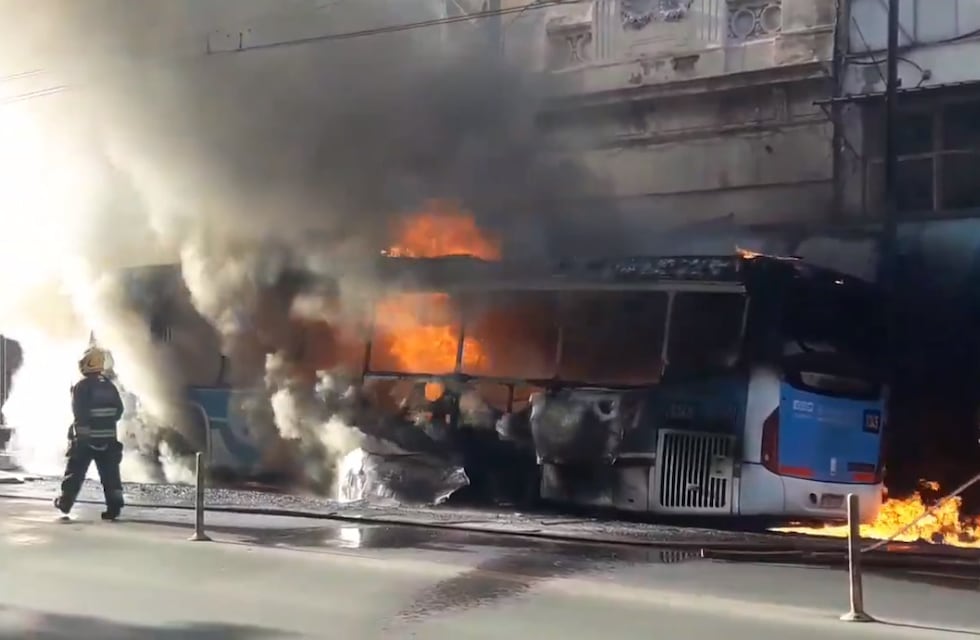 Un colectivo se incendió en pleno Centro de Córdoba y las imágenes son impactantes