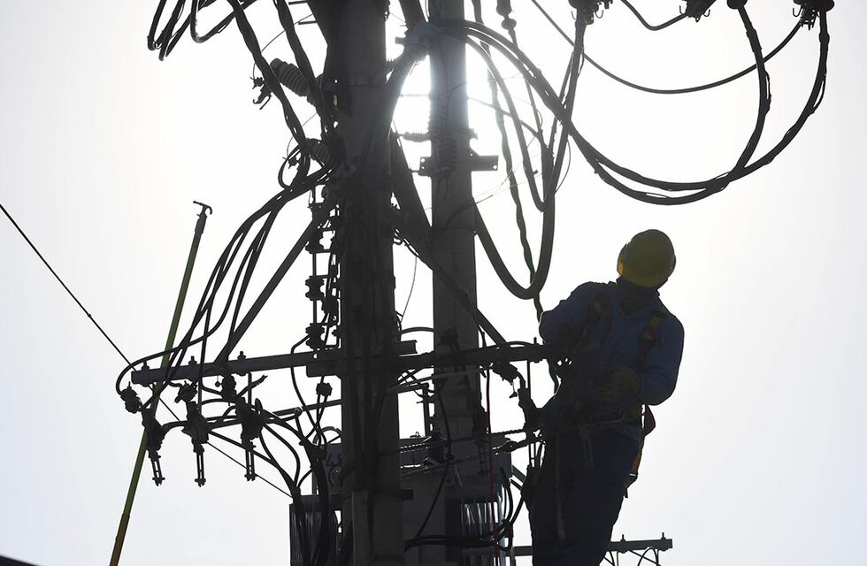 Un operario de Edea se electrocutó mientras trabajaba en un poste de luz
