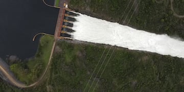 El embalse Cerro Pelado abrió sus compuertas durante el mediodía de este domingo.