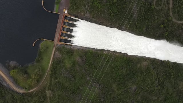 El embalse Cerro Pelado abrió sus compuertas durante el mediodía de este domingo.