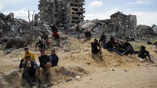 Palestinos esperan a que la Fuerza Aérea de Estados Unidos deje caer ayuda humanitaria en Ciudad de Gaza, Franja de Gaza, el sábado 9 de marzo de 2024.
