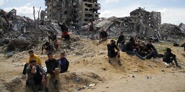 Palestinos esperan a que la Fuerza Aérea de Estados Unidos deje caer ayuda humanitaria en Ciudad de Gaza, Franja de Gaza, el sábado 9 de marzo de 2024.