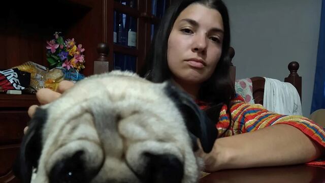 Julieta Ludueña y su mascota Antonio