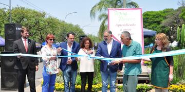 Momento del tradicional corte de cinta para dejar inaugurada la Exposición “Jujuy Florece” 2022 en las playas de estacionamiento de la avenida 19 de Abril.