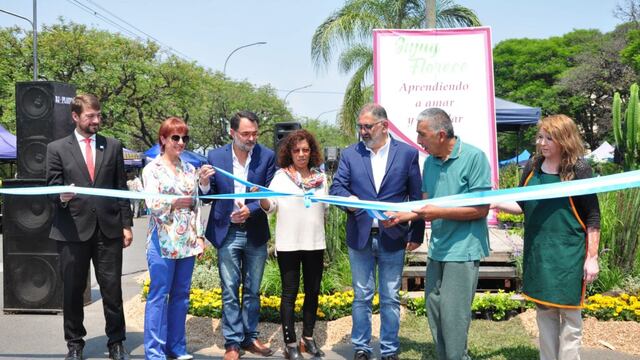Momento del tradicional corte de cinta para dejar inaugurada la Exposición “Jujuy Florece” 2022 en las playas de estacionamiento de la avenida 19 de Abril.