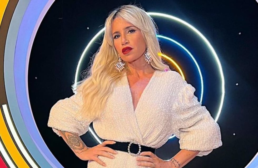 A contraluz y entre cortinas, Flor Peña conquistó a sus fans de Instagram luciendo tan solo un corset