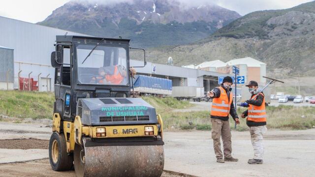 El Municipio realiza trabajos de bacheo en el ingreso al B° 640 viviendas.