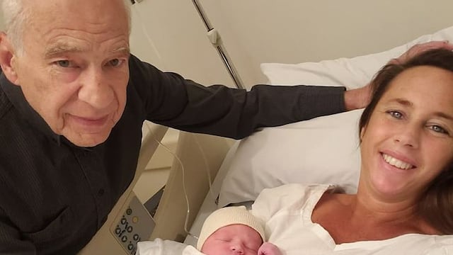Alberto Cormillot y Estefanía Pasquini en su primera foto junto a Emilio.