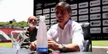 Javier Sanguinetti en la presentación como DT leproso. (Prensa Newell's)