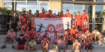Niños y niñas compartieron un encuentro con integrantes del plantel profesional, con fotos y camisetas firmadas como cierre de una jornada especial.