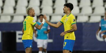 Paquetá marcó el 1 a 0 de Brasil ante Chile. Aquí se saluda con Neymar.  (AP Photo/Bruna Prado)