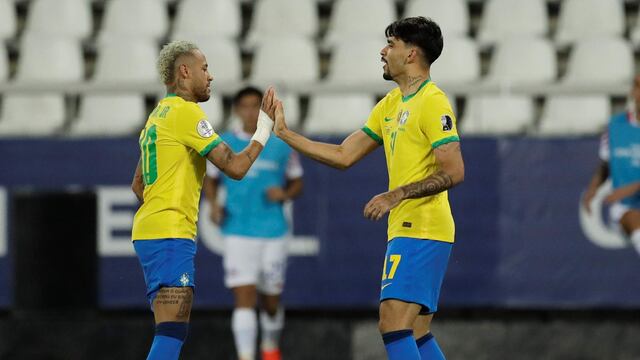Paquetá marcó el 1 a 0 de Brasil ante Chile. Aquí se saluda con Neymar. (AP Photo/Bruna Prado)