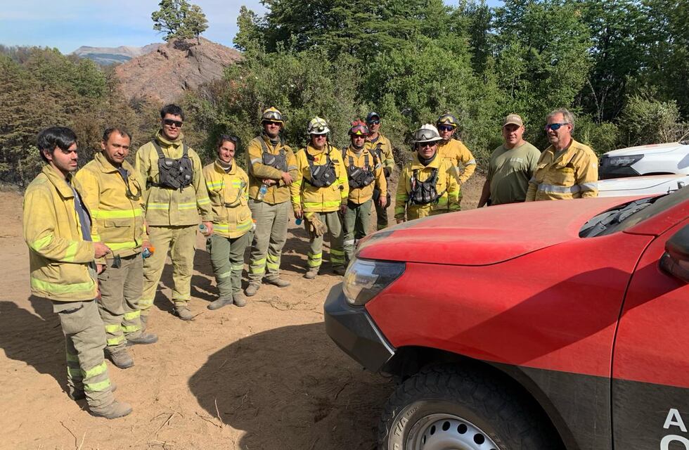 Bomberos cordobeses combaten el feroz incendio en Los Alerces, en la primera línea