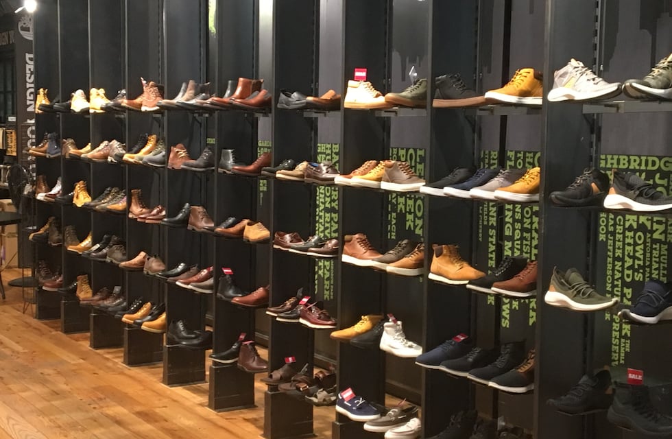 Para Navidad: llegó a Córdoba un outlet internacional de calzado con precios de liquidación