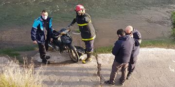Encontraron a un hombre muerto junto a una moto en el canal Maldonado