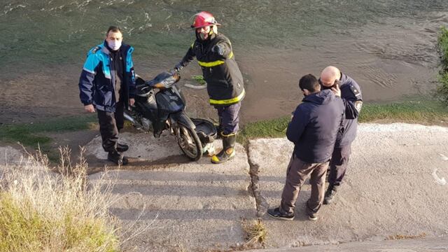 Encontraron a un hombre muerto junto a una moto en el canal Maldonado
