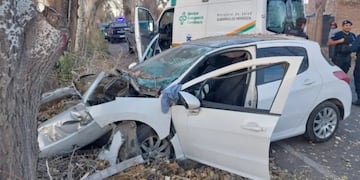 Impactante choque en Las Heras: un menor impactó contra un árbol y quedó herido
