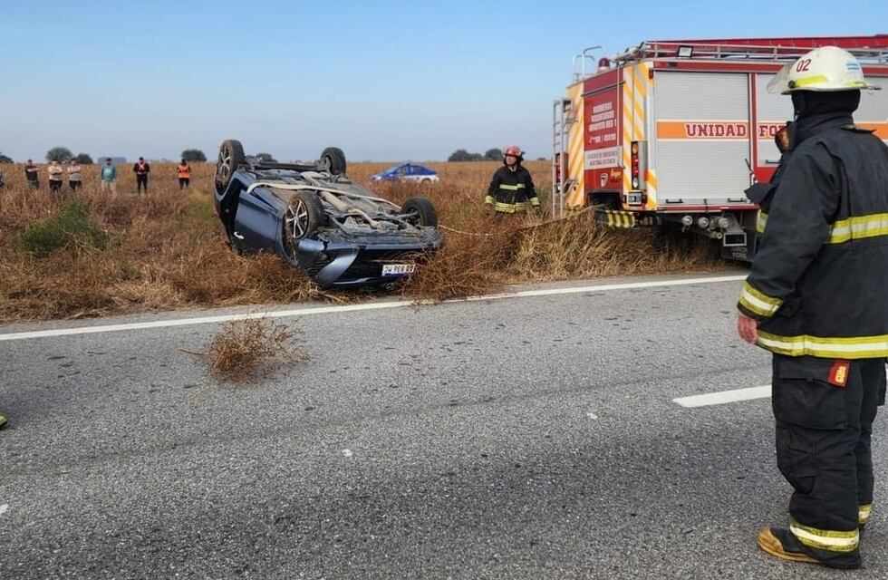 Bomberos de Arroyito acudieron a un accidente y extrajeron a una persona atrapada
