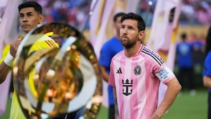 Lionel Messi, del Inter Miami, se coloca detrás del trofeo del Mundial de Clubes, antes del partido ante el Al Ahli, el sábado 14 de junio de 2025 (AP Foto/Rebecca Blackwell)