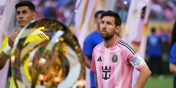 Lionel Messi, del Inter Miami, se coloca detrás del trofeo del Mundial de Clubes, antes del partido ante el Al Ahli, el sábado 14 de junio de 2025 (AP Foto/Rebecca Blackwell)