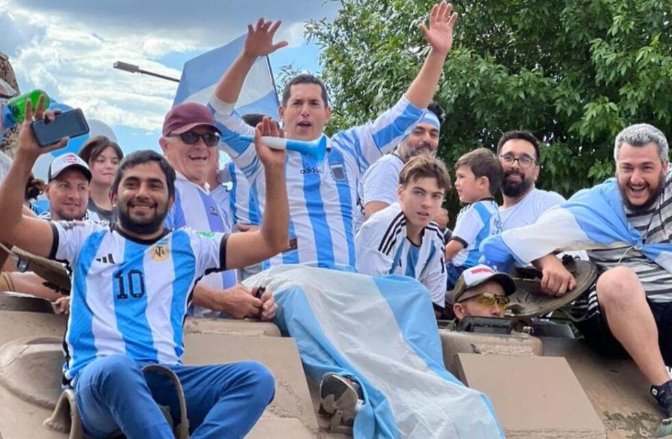 No podía faltar: el festejo en tanque de guerra se repitió en Merlo por Argentina campeón