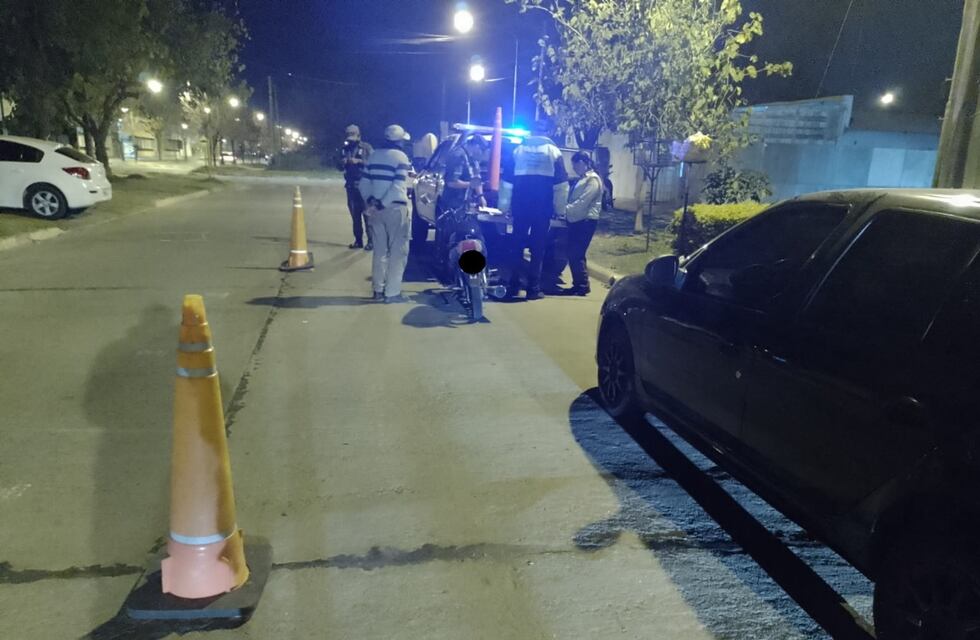 Conducía alcoholizado, sin casco ni papeles y le retuvieron la moto