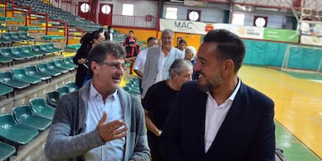 Mario Alberto Kempes llega al Polideportivo Cerutti para disertar en un encuentro llamado “Charlemos de Fútbol”. Lo acompaña, Miguel Siciliano, de la Municipalidad de Córdoba (Pedro Castillo/ La Voz).